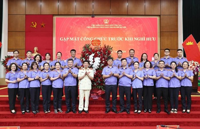 Đồng chí Đỗ Dương Toàn, Phó Viện trưởng VKSND TP Hà Nội cùng tập thể Phòng 3 tặng hoa chúc mừng đồng chí Nguyễn Văn Dũng tại buổi gặp mặt.