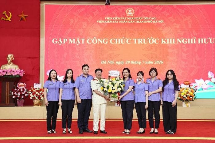 Tập thể Phòng 12, VKSND TP Hà Nội tặng hoa chúc mừng đồng chí Nguyễn Văn Dũng tại buổi gặp mặt.