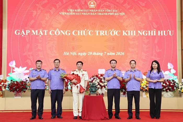Tập thể lãnh đạo VKSND TP Hà Nội tặng hoa và lưu niệm chúc mừng đồng chí Nguyễn Văn Dũng.