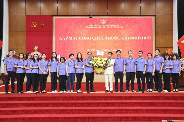 Tập thể Phòng 9, VKSND TP Hà Nội tặng hoa chúc mừng đồng chí Nguyễn Văn Dũng tại buổi gặp mặt.