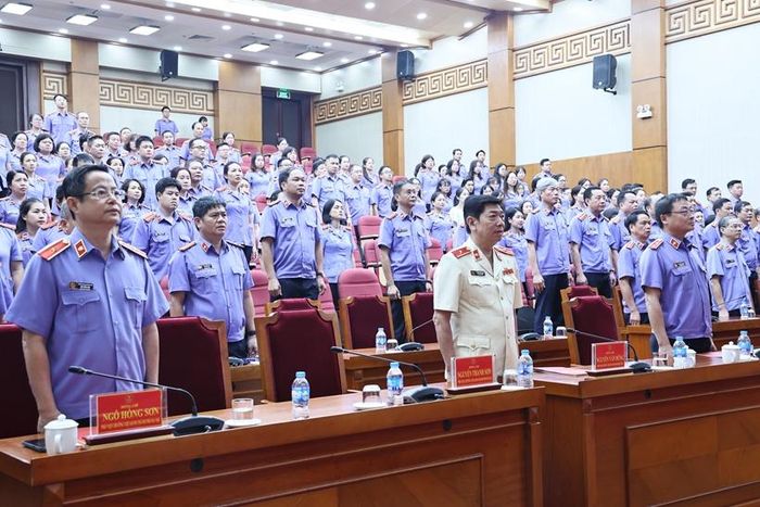Các đại biểu tham dự buổi lễ thực hiện nghi thức chào cờ.
