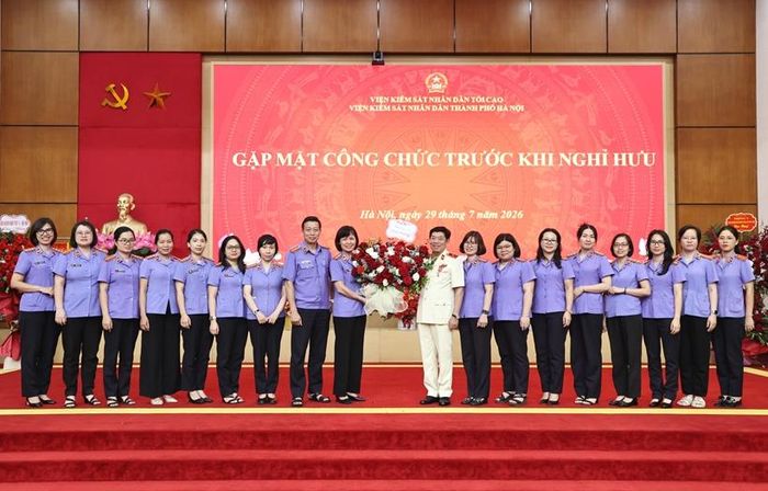Tập thể Phòng 10, VKSND TP Hà Nội tặng hoa chúc mừng đồng chí Nguyễn Văn Dũng tại buổi gặp mặt.