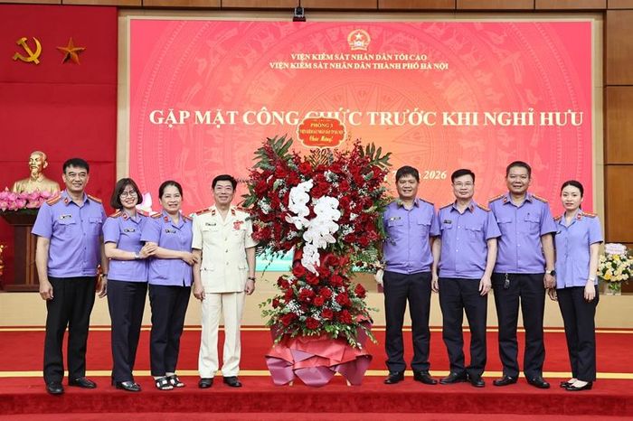 Tập thể lãnh đạo Phòng 3, VKSND TP Hà Nội tặng hoa chúc mừng đồng chí Nguyễn Văn Dũng tại buổi gặp mặt.