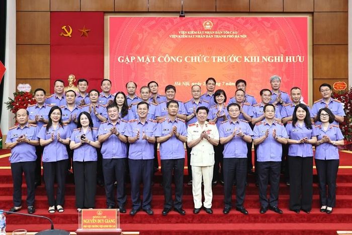 Đồng chí Nguyễn Duy Giảng, Phó Viện trưởng VKSND tối cao cùng tập thể lãnh đạo VKSND TP Hà Nội, lãnh đạo các phòng thuộc VKSND TP Hà Nội và các đồng chí lãnh đạo VKSND khu vực chụp ảnh lưu niệm với đồng chí Nguyễn Văn Dũng tại buổi gặp mặt.