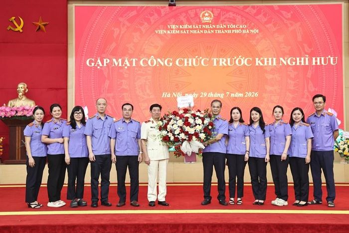 Tập thể Phòng 1, VKSND TP Hà Nội tặng hoa chúc mừng đồng chí Nguyễn Văn Dũng tại buổi gặp mặt.