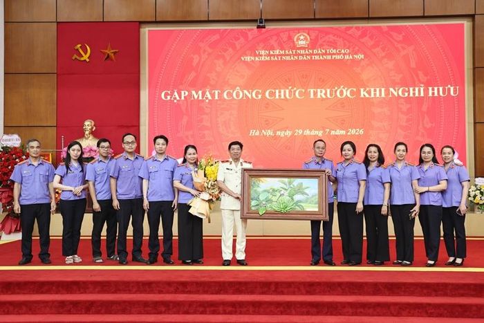 Tập thể Phòng 8, VKSND TP Hà Nội tặng hoa chúc mừng đồng chí Nguyễn Văn Dũng tại buổi gặp mặt.
