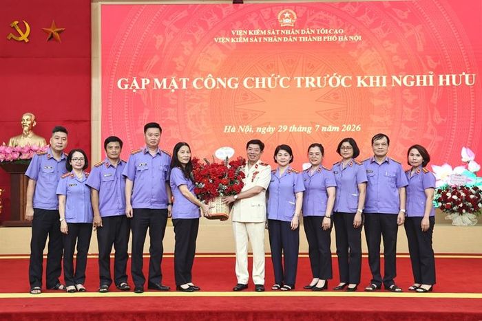 Tập thể Phòng 7, VKSND TP Hà Nội tặng hoa chúc mừng đồng chí Nguyễn Văn Dũng tại buổi gặp mặt.
