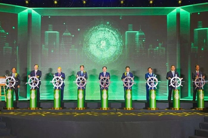  Các đại biểu thực hiện nghi thức khởi động Khu thương mại tự do TP Hải Phòng. Ảnh: ĐT