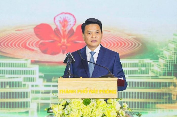  Đồng chí Lê Ngọc Châu, Ủy viên Trung ương Đảng, Bí thư Thành ủy, Trưởng Đoàn đại biểu Quốc hội TP Hải Phòng phát biểu khai mạc hội nghị. Ảnh: ĐT