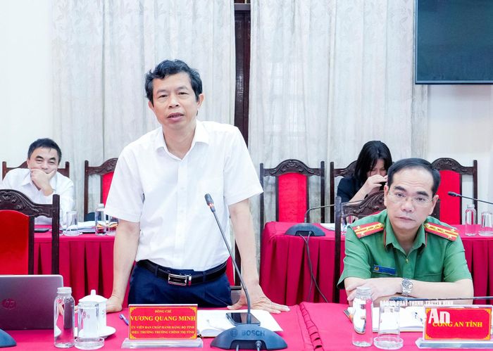 Đồng chí Vương Quang Minh - Hiệu trưởng Trường Chính trị tỉnh phát biểu tại buổi làm việc. Ảnh: Phạm Bằng