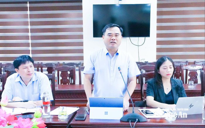 Phó Chủ tịch Ủy ban MTTQ Việt Nam tỉnh, Chủ tịch Hội Nông dân tỉnh nêu ý kiến về tổ chức các phong trào thi đua trong nông dân. Ảnh: Mai Hoa