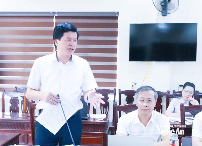 Đồng chí Nguyễn Đình Hùng - Ủy viên Ban Thường vụ Tỉnh ủy, Phó Chủ tịch Thường trực Ủy ban MTTQ Việt Nam tỉnh trao đổi một số vấn đề về sắp xếp tổ chức bộ máy trong hệ thống Mặt trận. Ảnh: Mai Hoa