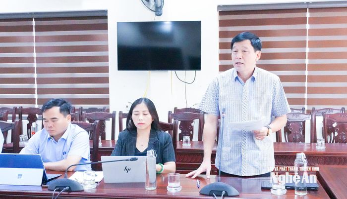 Phó Chủ tịch Ủy ban MTTQ Việt Nam tỉnh, Chủ tịch LĐLĐ tỉnh Kha Văn Tám góp ý về phương pháp, cách thức tổ chức "Tháng nghe dân nói". Ảnh: Mai Hoa