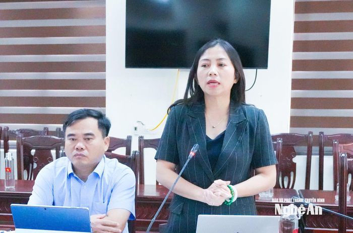 Phó Chủ tịch Ủy ban MTTQ Việt Nam tỉnh, Chủ tịch Hội LHPN tỉnh Hoàng Thị Thu Hiền tham gia ý kiến về phương pháp thu nhận ý kiến nhân dân và hoạt động hỗ trợ sinh kế. Ảnh: Mai Hoa