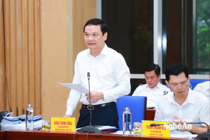 Đồng chí Đặng Thanh Tùng - Ủy viên Ban Chấp hành Đảng bộ tỉnh, Chánh Văn phòng UBND tỉnh phát biểu tại phiên họp. Ảnh: Thành Duy