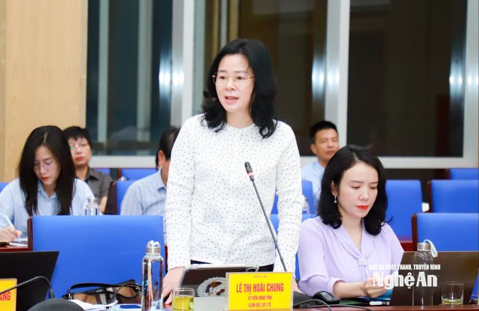 Đồng chí Lê Thị Hoài Chung - Ủy viên Ban Chấp hành Đảng bộ tỉnh, Giám đốc Sở Y tế phát biểu tại phiên họp thường kỳ tháng 7/2026. Ảnh: Thành Duy