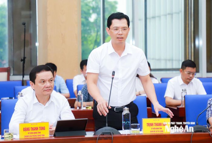 Đồng chí Trịnh Thanh Hải - Ủy viên Ban Chấp hành Đảng bộ tỉnh, Giám đốc Sở Tài chính báo cáo về tình hình kinh tế - xã hội. Ảnh: Thành Duy