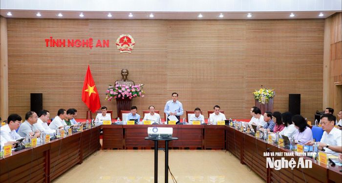 Quang cảnh phiên họp thường kỳ tháng 7/2026 của UBND tỉnh. Ảnh: Thành Duy