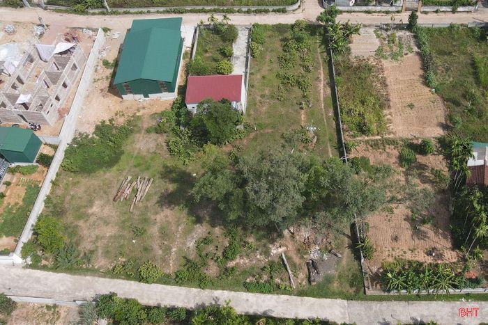 Ngoài việc hiến đất ở phường Thành Sen đôi vợ chồng trẻ đã vận động bố mẹ hiến đất tại thôn Đại Đồng, xã Đồng Lộc để làm đường.