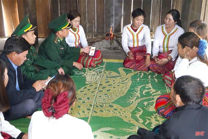 Các thành viên Tổ công tác bản Rào Tre bám bản trực tiếp gặp gỡ người dân trên đồng ruộng hoặc "đến từng ngõ, gõ cửa từng nhà" để tuyên truyền về tội phạm mua bán người (Ảnh chụp tháng 3/2026).