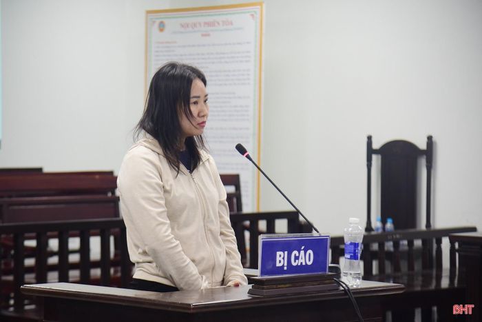 Bị cáo Tạ Thị Nhung (SN 1990, trú xã Diễn Châu, tỉnh Nghệ An) bị TAND tỉnh Hà Tĩnh xét xử về tội "Tổ chức cho người khác trốn đi nước ngoài".