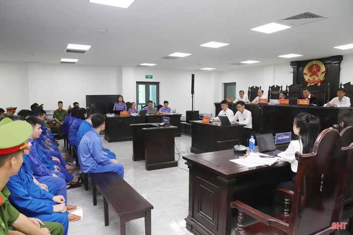 Toàn cảnh phiên tòa xét xử 117 bị cáo trong đường dây tội phạm xuyên quốc gia về các tội "Lừa đảo chiếm đoạt tài sản", "Mua bán người" và "Đánh bạc" tại Tam Giác Vàng.