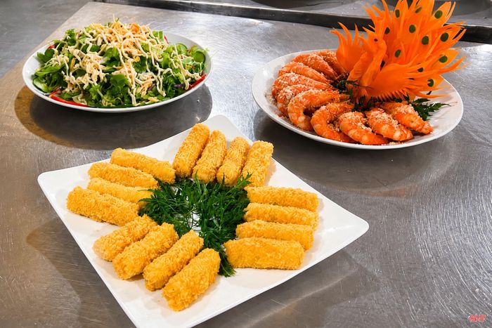 Nhà bếp hiện đại với những đầu bếp chuyên nghiệp.
