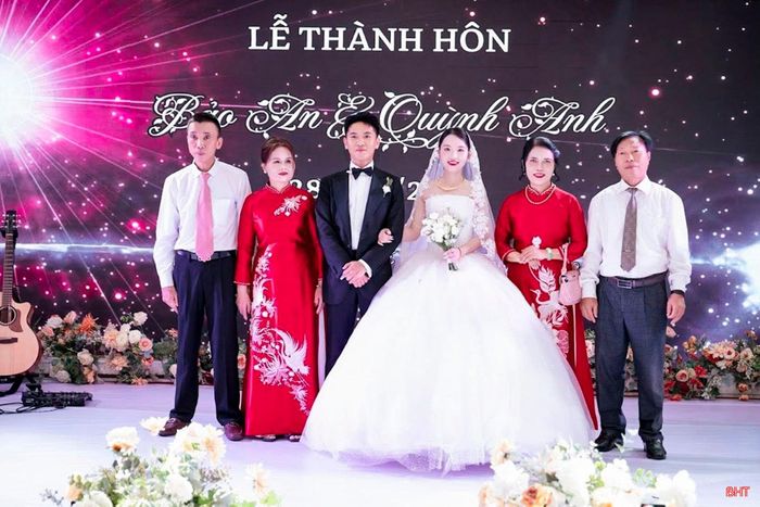 Ông Phan Danh Tý (ngoài cùng bên phải) cùng gia đình tổ chức đám cưới cho con tại Khách sạn Ngân Hà.