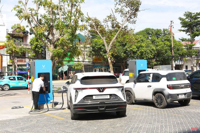 Khuôn viên Khách sạn Ngân Hà bố trí nhiều trụ sạc cho ô tô điện.