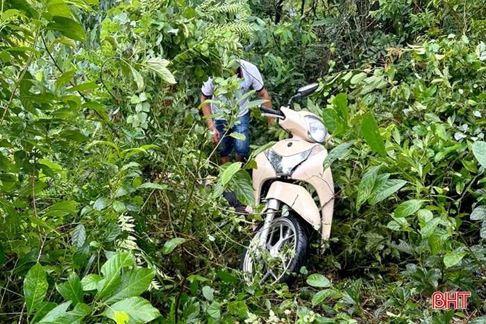 Chiếc xe máy được tìm thấy cách nạn nhân không xa