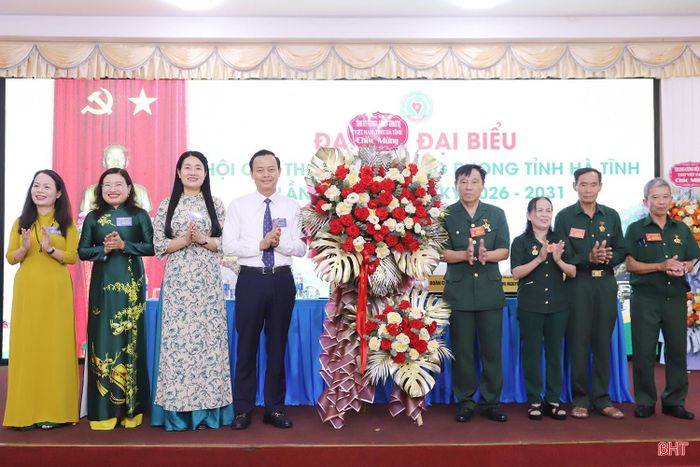 Các đồng chí lãnh đạo tỉnh chúc mừng đại hội.