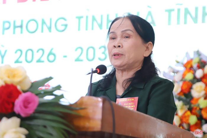 Phó Chủ tịch Hội Cựu TNXP Dương Thị Thìn báo cáo kết quả hoạt động nhiệm kỳ 2026 - 2030.