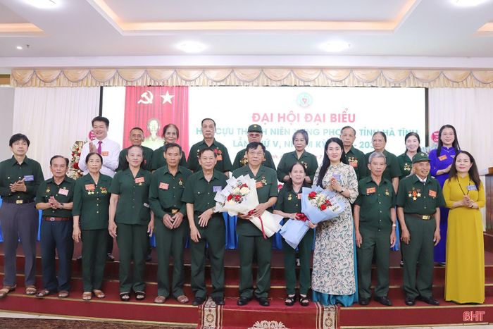 Đồng chí Nguyễn Thị Việt Hà - Phó Chủ tịch HĐND tỉnh và đại diện Trung ương Hội Cựu TNXP Việt Nam chúc mừng BCH Hội Cựu TNXP tỉnh nhiệm kỳ mới.