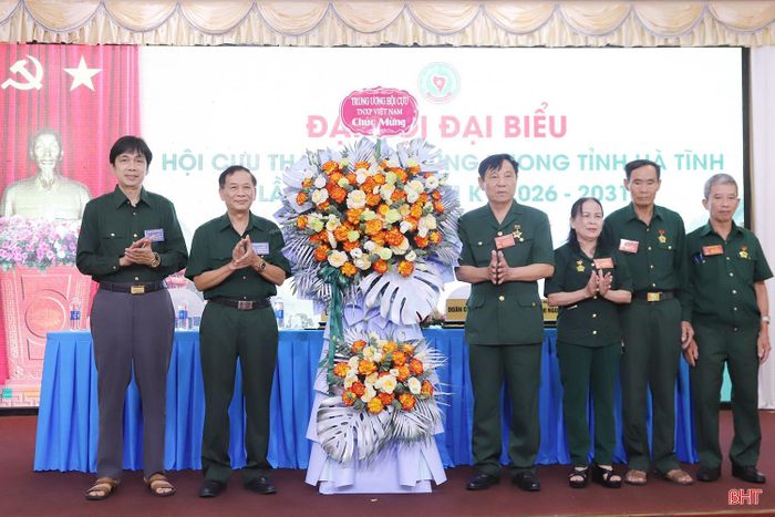 Đại diện Trung ương Hội Cựu TNXP Việt Nam tặng hoa chúc mừng đại hội.