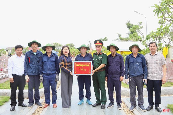 Phó Chủ tịch UBND tỉnh Nguyễn Thị Nguyệt trao quà cho các lực lượng làm nhiệm vụ.