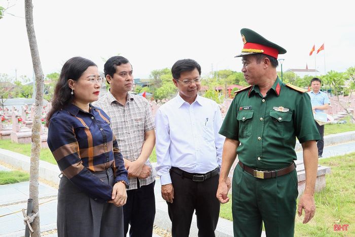 Đại tá Mai Ngọc Việt - Phó Chính ủy Bộ Chỉ huy Quân sự tỉnh trao đổi về tiến độ khai quật, lấy mẫu.