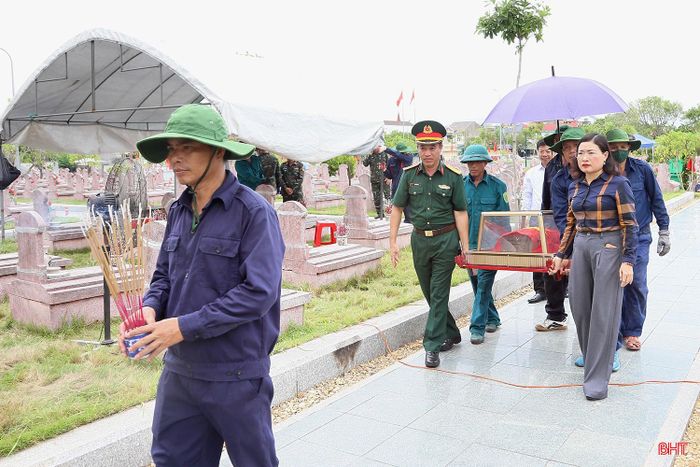 Phó Chủ tịch UBND tỉnh Nguyễn Thị Nguyệt cùng lãnh đạo các sở, ngành tham gia di chuyển hài cốt liệt sĩ vừa khai quật đến khu vực lấy mẫu.