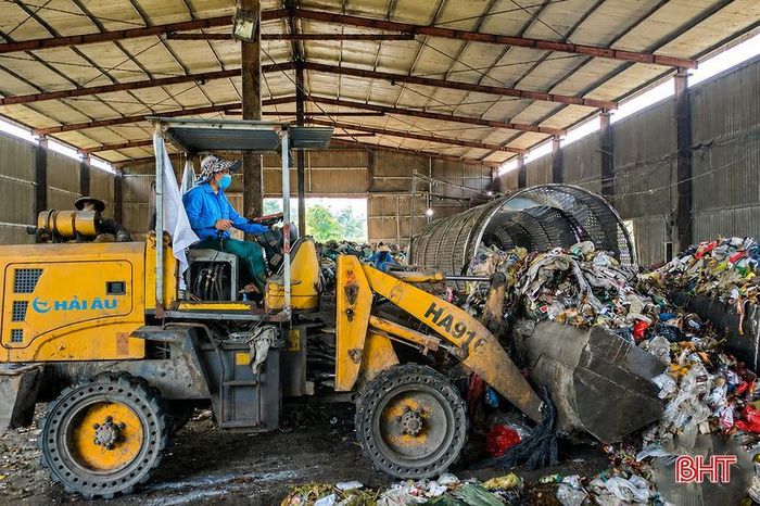 Công nhân HTX Dịch vụ môi trường Tân Phát (xã Cổ Đạm) tiến hành phân loại, xử lý rác tại cơ sở.