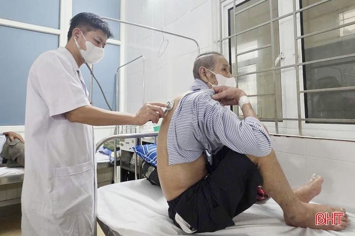 Bác sĩ Khoa Ung bướu và Y học hạt nhân (Bệnh viện Đa khoa tỉnh Hà Tĩnh) thăm khám cho bệnh nhân T.T.B