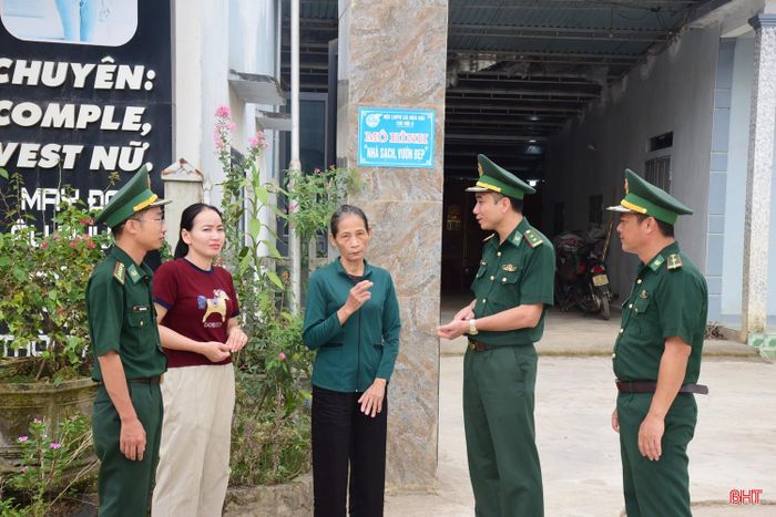 BĐBP Hòa Hải động viên cư dân biên giới nhân rộng mô hình vườn mẫu gắn với xây dựng nhà sạch, vườn đẹp để vừa tăng thu nhập, vừa làm đẹp cảnh quan xóm làng.