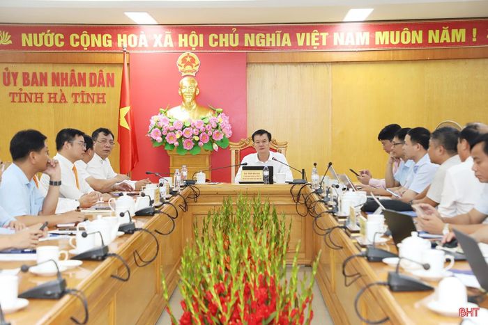 Phó Chủ tịch Thường trực UBND tỉnh Trần Báu Hà chủ trì buổi làm việc với liên danh nhà đầu tư về giải pháp, kế hoạch triển khai thực hiện dự án Nhà máy Nhiệt điện LNG Vũng Áng III vào ngày 18/7/2026.