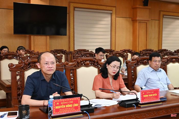 Đồng chí Nguyễn Hồng Lĩnh – Phó Bí thư Thường trực Tỉnh ủy, Chủ tịch HĐND tỉnh và các đồng chí lãnh đạo tỉnh tham dự hội nghị.