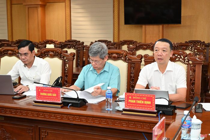 Đồng chí Phan Thiên Định – Phó Bí thư Tỉnh ủy, Chủ tịch UBND tỉnh và đại diện các ban Đảng Trung ương tham dự hội nghị.