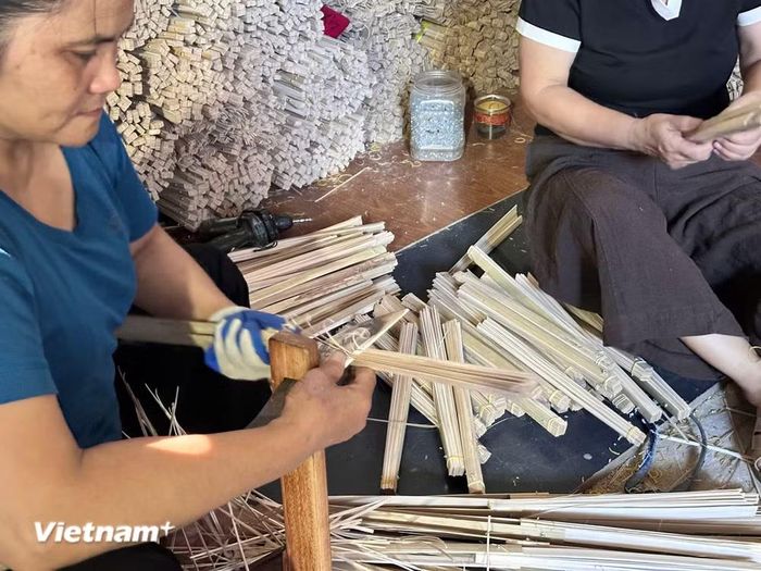 Công đoạn làm xương quạt. (Ảnh: Bích Hằng/Vietnam+)