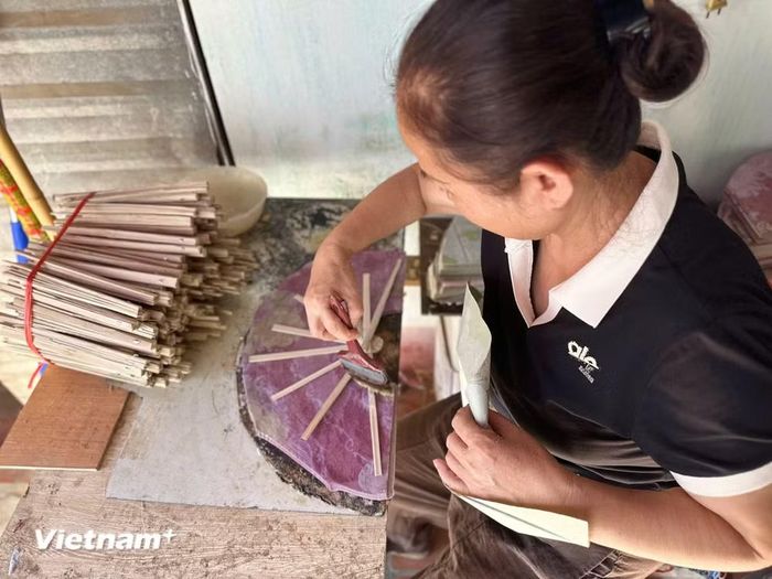 Công đoạn phất quạt. (Ảnh: Bích Hằng/Vietnam+)