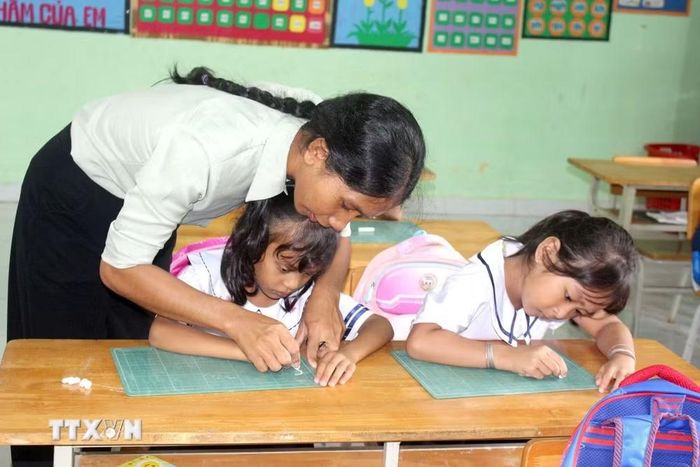 Giáo viên đứng lớp luôn chú trọng rèn luyện, giúp học sinh hình thành các kỹ năng trước khi bước vào năm học mới. (Ảnh: Hồng Hiếu/TTXVN)