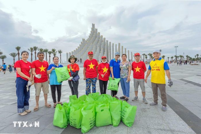 Các tình nguyện viên tham gia nhặt rác tại Thành phố Hồ Chí Minh. (Ảnh: Đoàn Mạnh Dương/TTXVN)