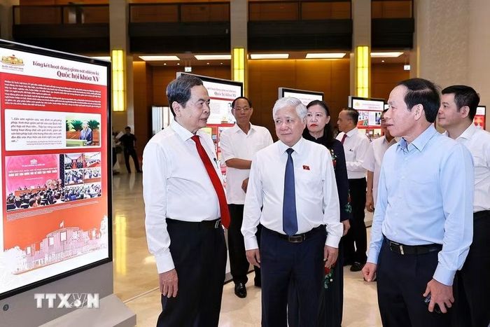 Chủ tịch Quốc hội Trần Thanh Mẫn với đại biểu dự Diễn đàn của Quốc hội về hoạt động giám sát. (Ảnh: Doãn Tấn/TTXVN)