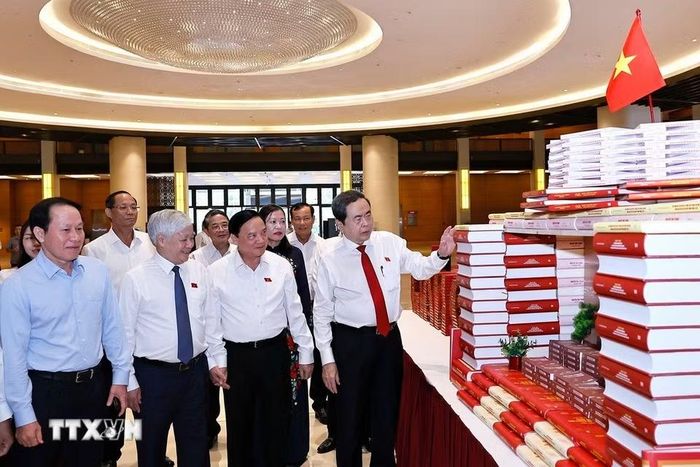 Chủ tịch Quốc hội Trần Thanh Mẫn và đại biểu xem trưng bày về hoạt động giám sát tại Diễn đàn. (Ảnh: Doãn Tấn/TTXVN)