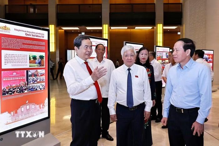 Chủ tịch Quốc hội Trần Thanh Mẫn với đại biểu dự Diễn đàn của Quốc hội về hoạt động giám sát. (Ảnh: Doãn Tấn/TTXVN)